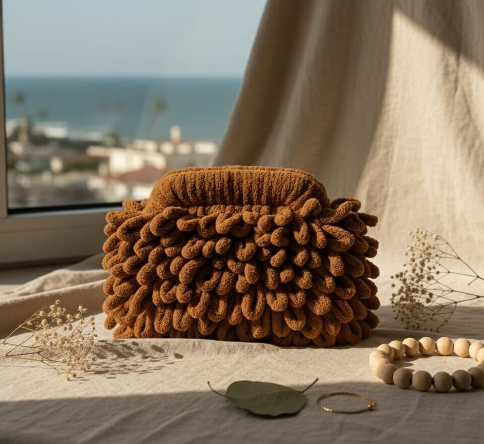 Fiya Komala Tarçın Kahve El Yapımı Örgü Çanta – Sıcaklığın ve Dengenin Simgesi   “Toprağın sıcaklığını ve zarafetin doğallığını taşı”