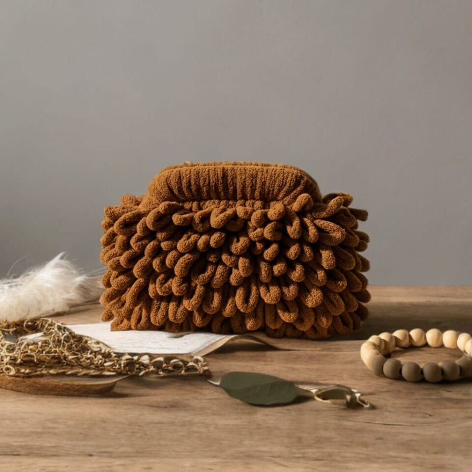 Fiya Komala Tarçın Kahve El Yapımı Örgü Çanta – Sıcaklığın ve Dengenin Simgesi   “Toprağın sıcaklığını ve zarafetin doğallığını taşı”